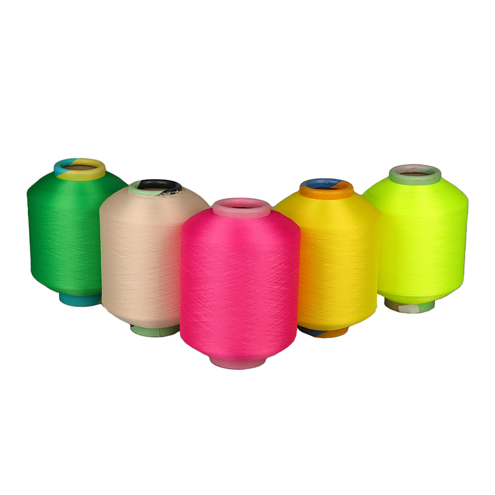 Farbiges, mit Polyester bedeckter Garn